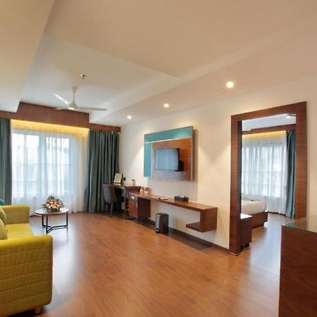 Hotel Ceasar Palace Thodupuzha Exterior photo