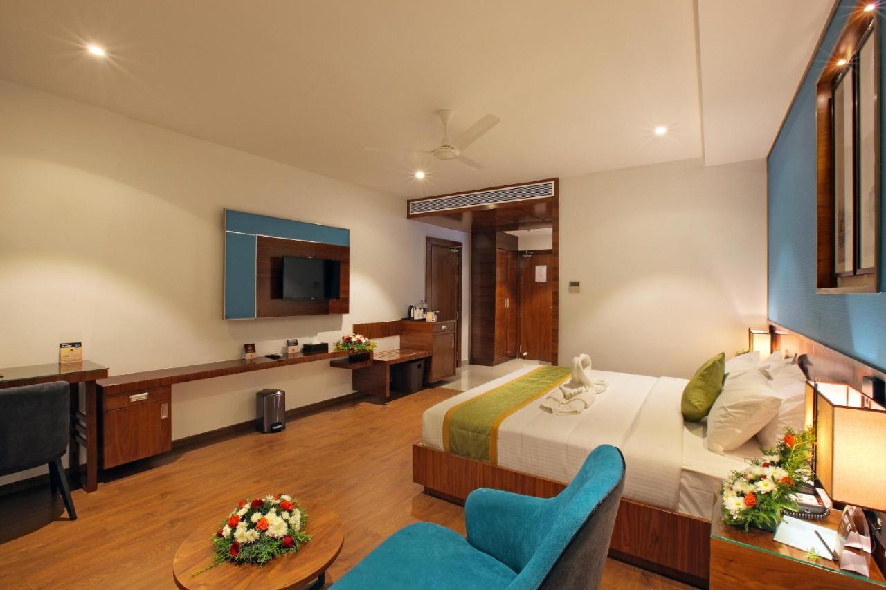 Hotel Ceasar Palace Thodupuzha Exterior photo